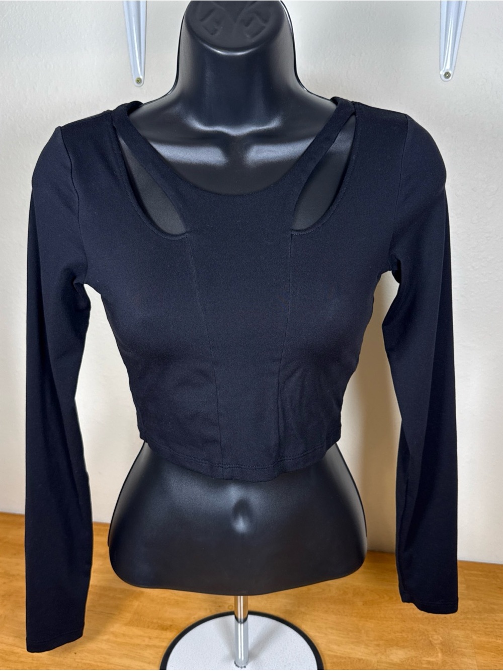 Alo Yoga Womens Black Long Sleeve Cutout Racerback Crop Top Size S RN117570